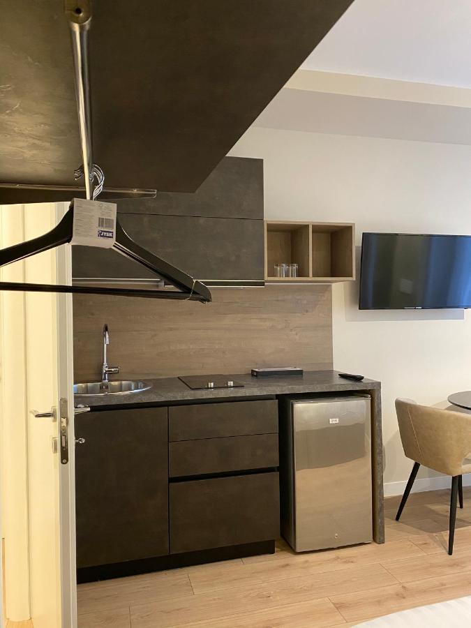 Living Studio Apartments Тирана Экстерьер фото